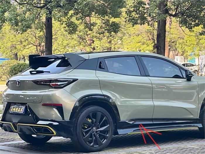 Накладка двери задний правая Changan UNI-T S202F2709041701AA